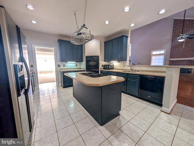 Building Photo - 6441 Lake Meadow Dr