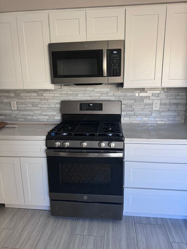 Building Photo - Foothills Townhouse 2 Bedroom 2 Bath with ...