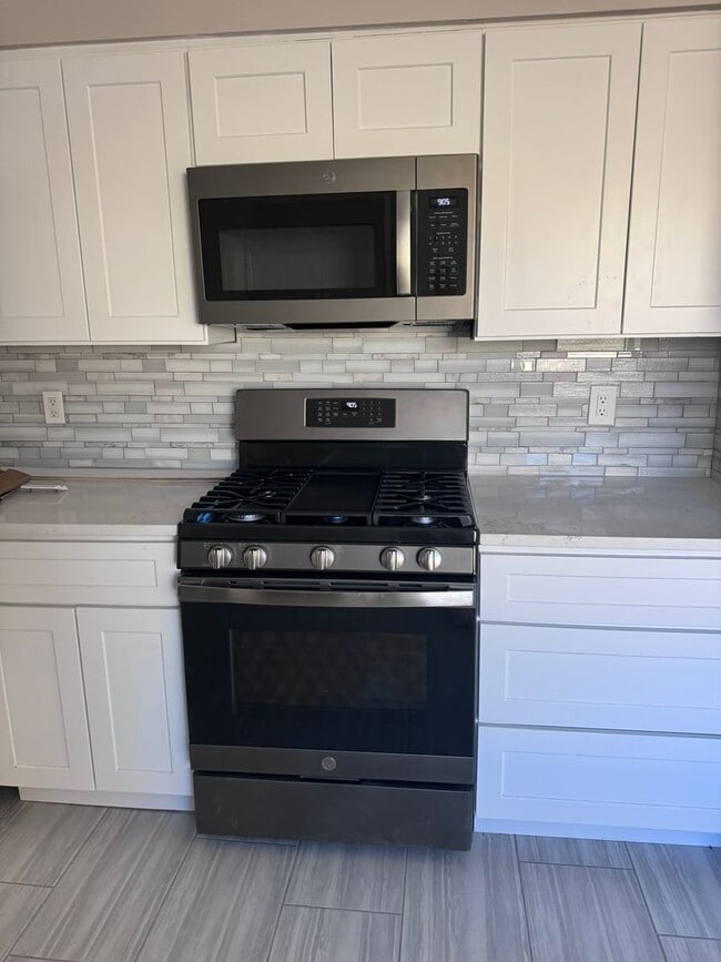 Foto del edificio - Foothills Townhouse 2/BD 2/BA 2/CG
