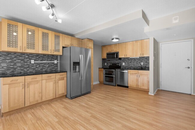 Foto del edificio - Beautifully renovated 2BR, 2BA spacious, a...