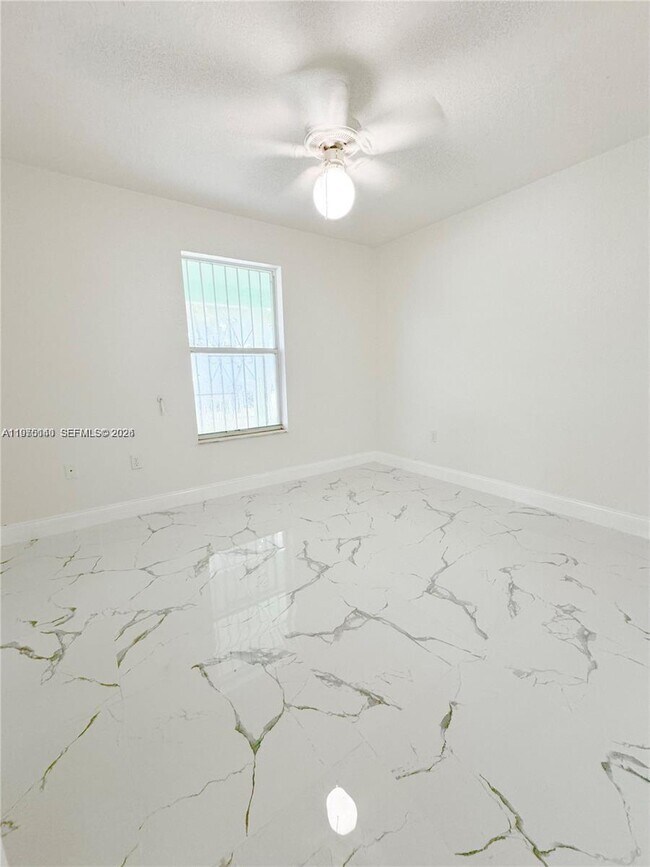 Foto del edificio - 1858 NW 1st Pl