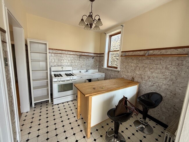 Kitchen - 1311 W Cornelia Ave
