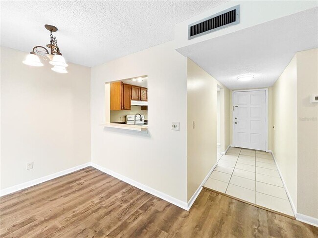 Foto del edificio - 6336 Newtown Cir