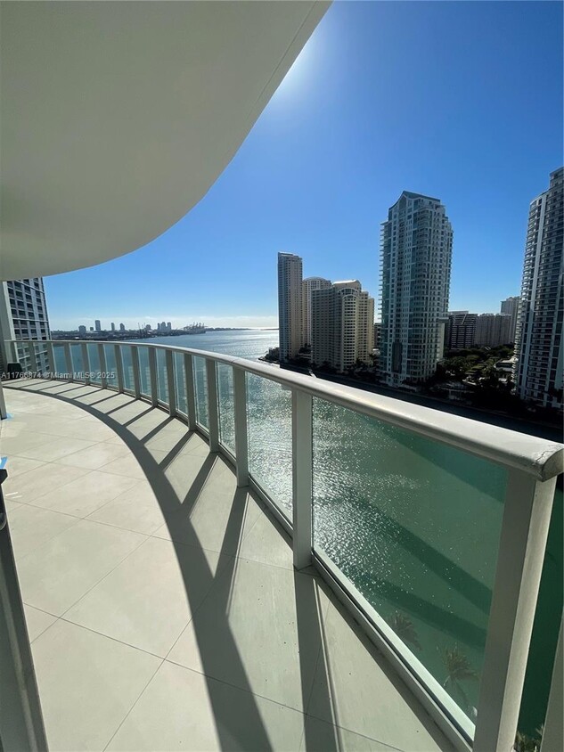 Foto principal - 300 S Biscayne Blvd