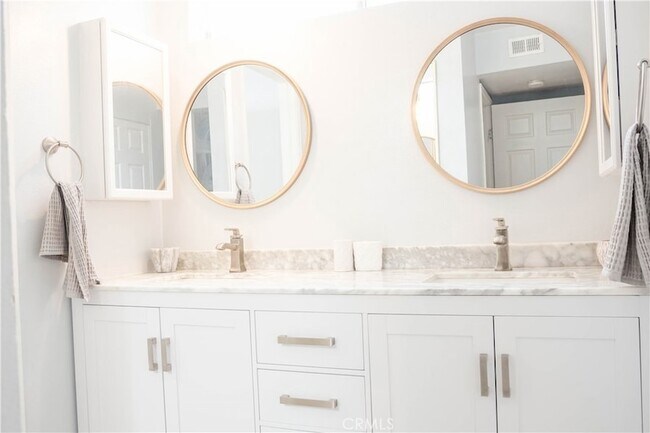 Foto del edificio - 4705 Kester Ave