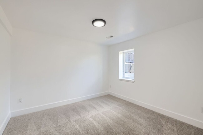 Building Photo - Renovated Duplex with Private Entrance