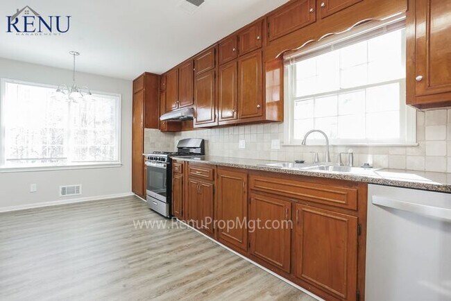Foto del edificio - Now available 4 bedrooms 2.5 baths