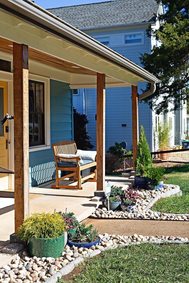 Foto del edificio - Beautifully Restored Belmont Gem With Fenced Yard