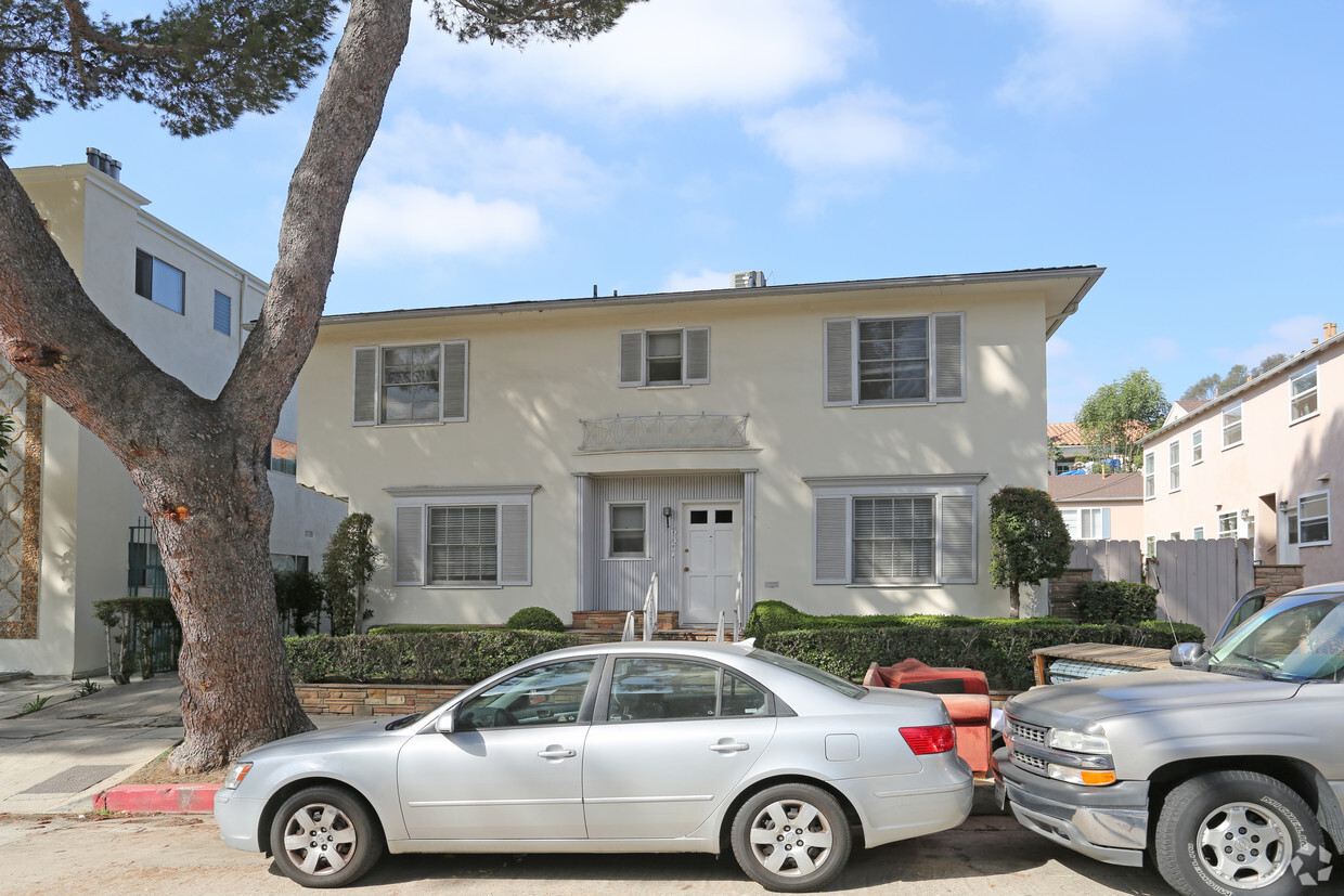 Building Photo - 623-627 Kelton Ave