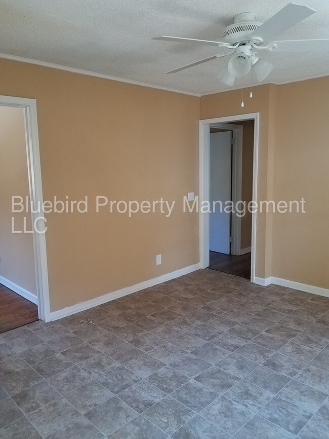 Building Photo - 1001 Swan Ln