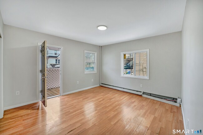 Foto del edificio - 124 Central Ave