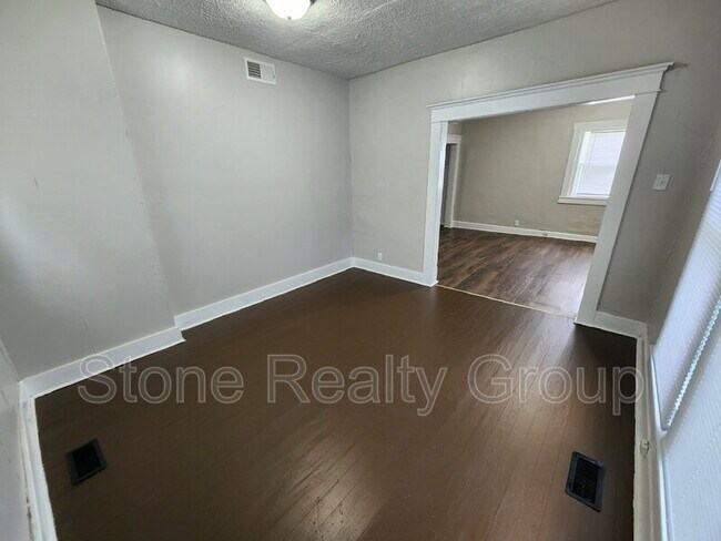 Building Photo - 1102 Circle Dr