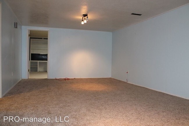 Building Photo - 801 Raymond Dr