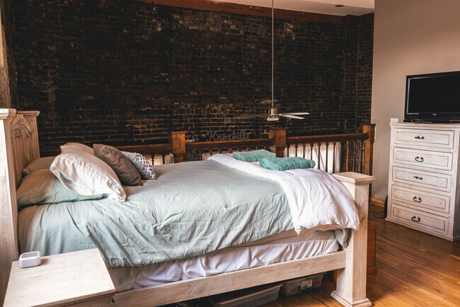 Building Photo - OC - Loft Apartment in Heart of the Old City