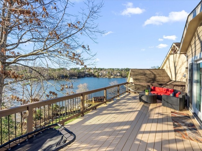 Building Photo - Studio Apt with waterviews on Lake Wylie!