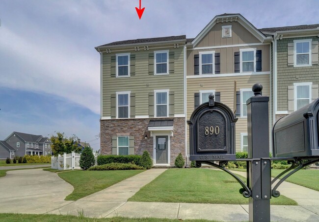 Building Photo - READY NOWCl!! A 3-Bedroom Townhome w/Garag...