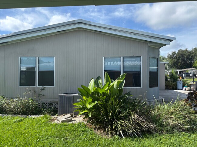 Foto del edificio - 5310 Ixora St