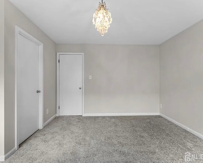 Building Photo - 284 Silzer St