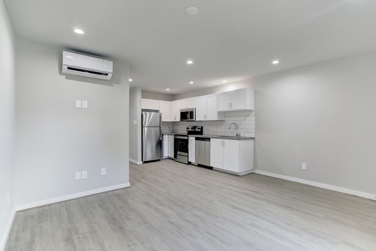 Primary Photo - 645 E 11th 1/2 St