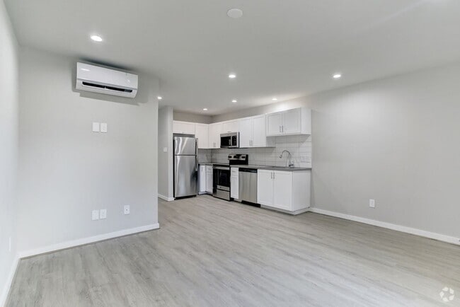 Building Photo - 645 E 11th 1/2 St