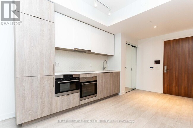Building Photo - 15 Queens Quay E