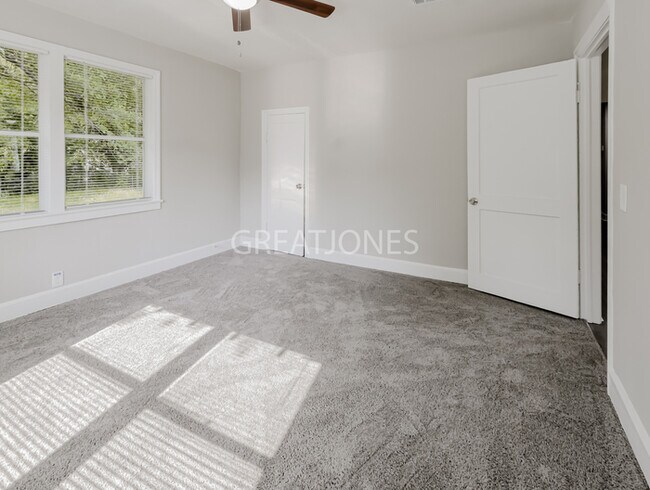 Building Photo - SIGN LEASE BY 2/28 AND GET $250 OFF FIRST ...