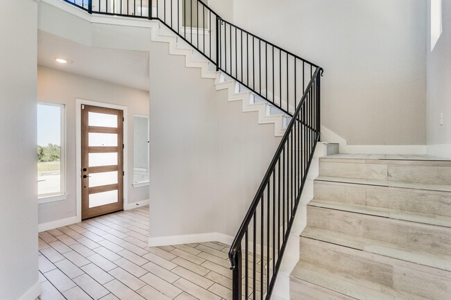 Building Photo - 2916 Hi Messa