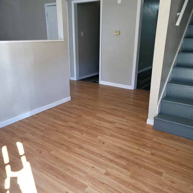 Building Photo - Newly listed and renovated 4 bed 2 bathroo...