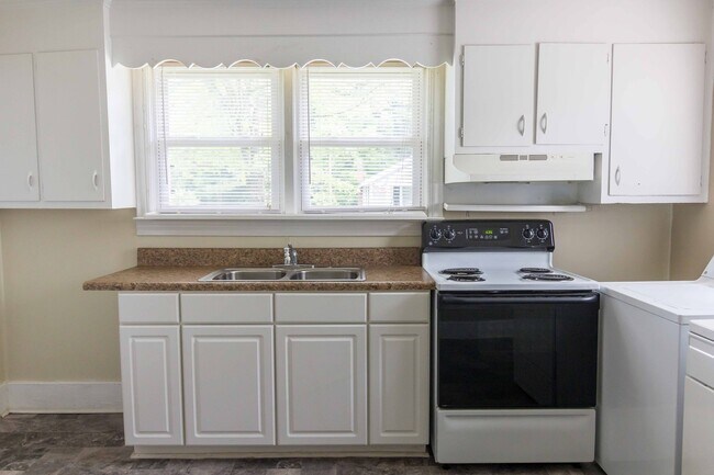 Building Photo - 2 Bedroom 1 Bathroom Home Conveniently Loc...