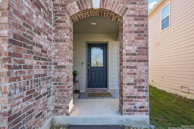 Building Photo - BEAUTIFUL 4-BEDROOM HOME IN CROSS CREEK