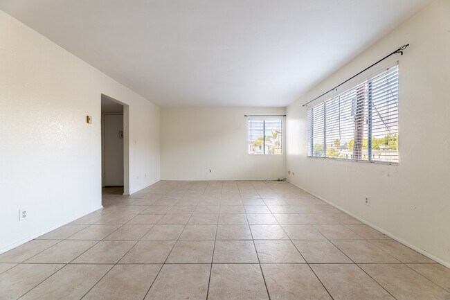 Building Photo - 1027 W 11th St