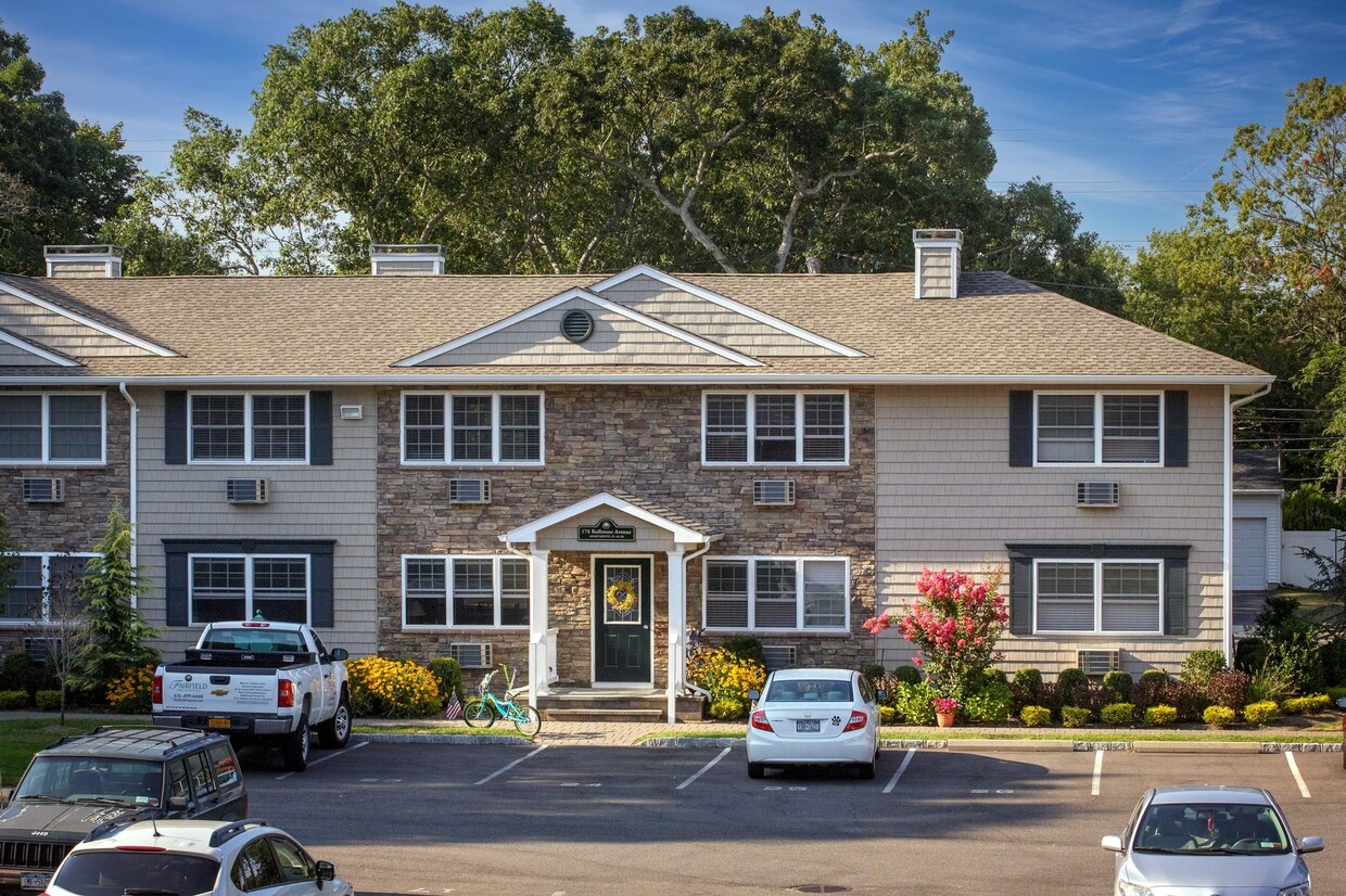 Building Photo - 164 Rollstone Ave