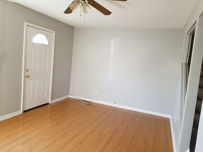 Building Photo - 2 bedroom, 1 bathroom town house located in the heart of Fern Creek