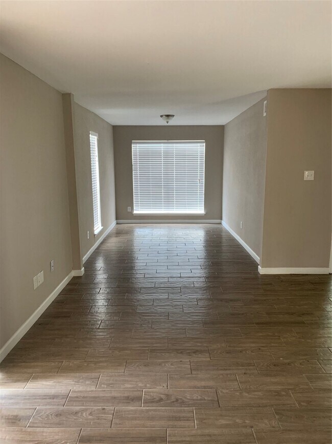 Building Photo - 5625 Antoine Dr