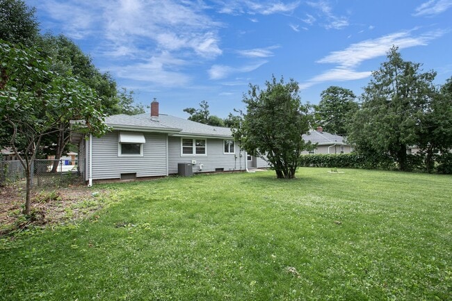 Building Photo - 2 bed, 1 bath –1270 SF – Nice Ranch Single...