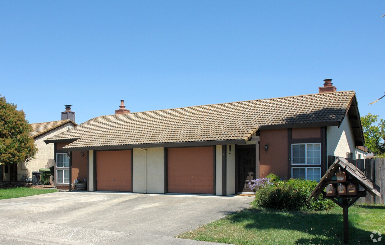 Building Photo - 105 Bond Ave