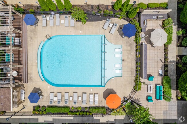 Piscina con estilo de centro turístico - The Luxe at Indian Lake Village