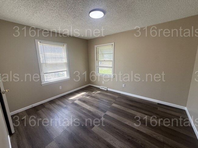 Building Photo - $1445 - 4 bedroom/ 2 bathroom - Single Family Home