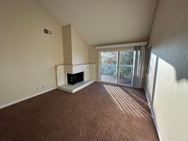 Foto del edificio - Second Story Lori Drive Condo