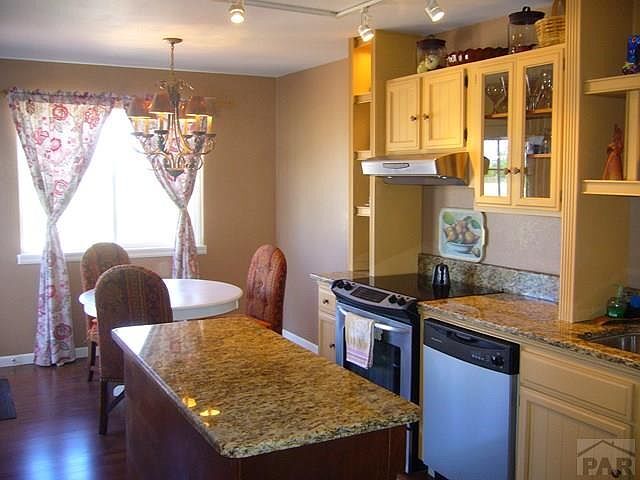 Building Photo - 707 S Bellflower Dr