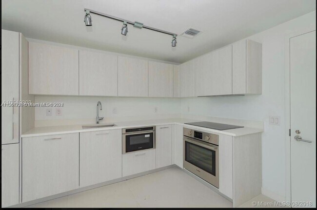 Foto del edificio - $4,000 501 NE 31st St # 2709