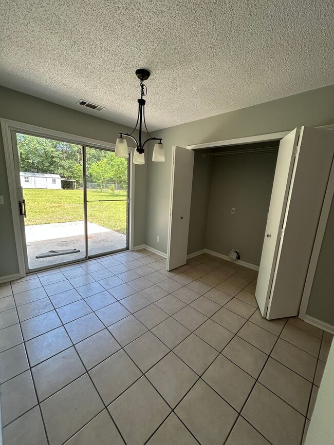 Building Photo - Adorable 3-bed 2-bath Home in Established ...