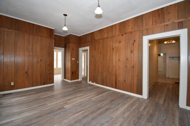 Building Photo - 615 South Vienna St.