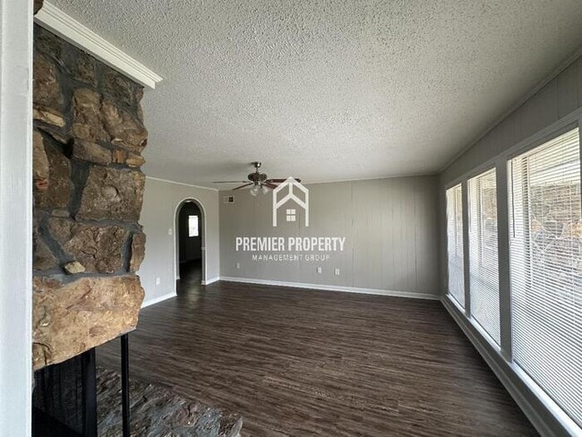 Building Photo - 6170 Live Oak Cove