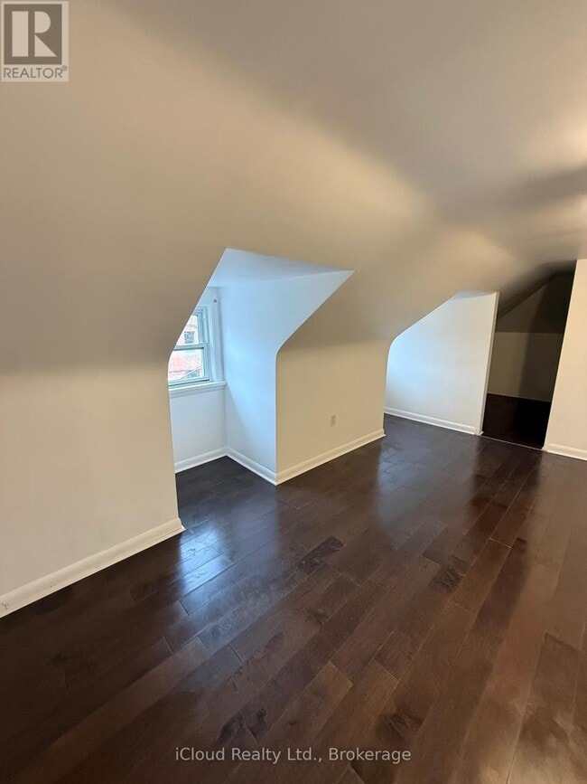 Building Photo - 5 Caithness St W