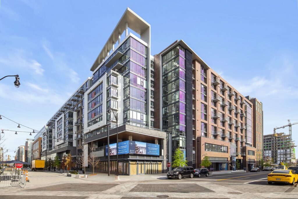 envidiar - 70 N St SE