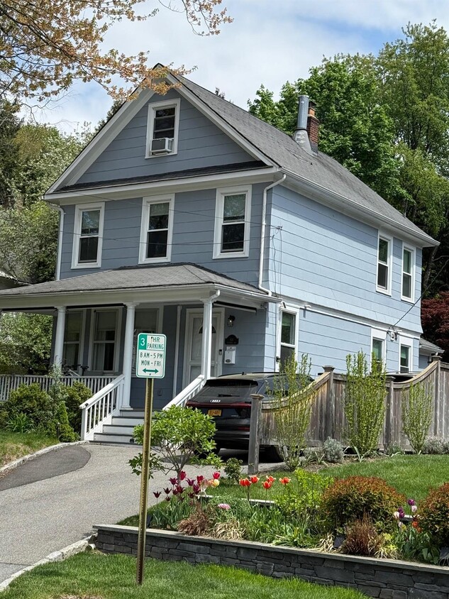 Primary Photo - 64 Columbia Ave