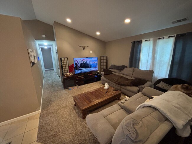 Foto del edificio - Beautiful Ogden home close to Fort Riley!