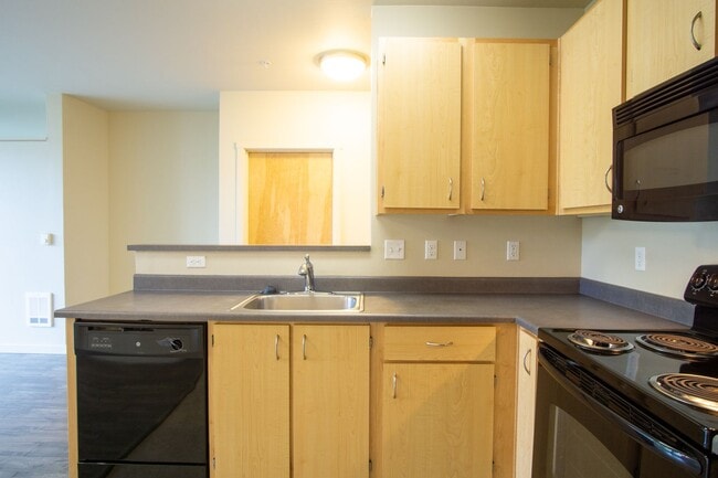 Building Photo - Light & Airy Modern 1 Bedroom w/Large Windows, A/C, & W/D!