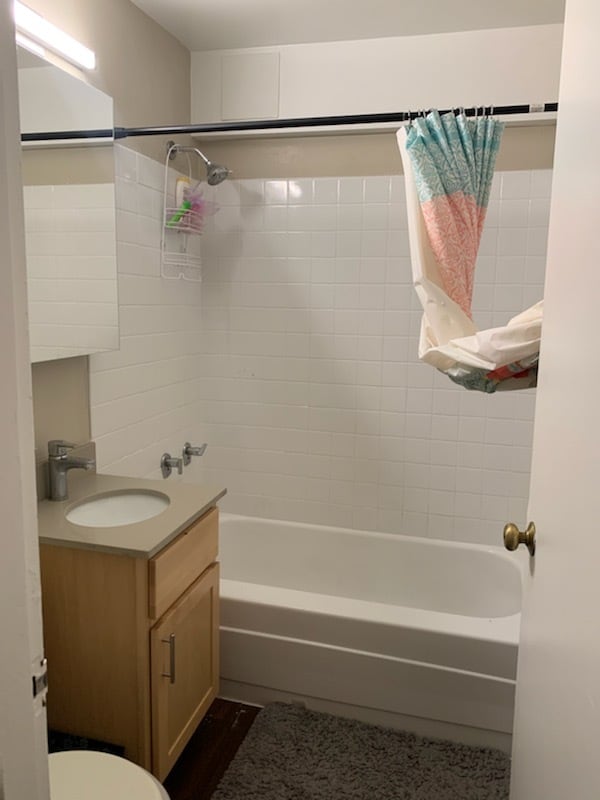 Full bathroom - 2740 S Prairie Ave